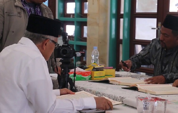 Bakal caleg di Aceh sedang diuji membaca Al Quran. Foto: youtube 