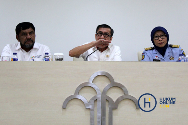Menkumham Yasonna H Laoly (tengah), Dirjen Pemasyarakatan Sri Puguh Budi Utami (kanan), Sekretaris Dirjen Pemasyarakatan Liberty Sitinjak (kiri) saat memberi keterangan pers terkait OTT Kalapas Sukamiskin di Gedung Kemenkumham Jakarta, Senin (23/7). Foto: RES  