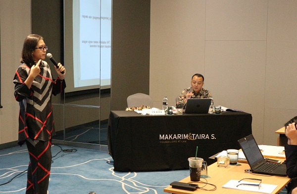 Lia Aliza, partner pada firma hukum Makarim & Taira S saat menjadi pembicara dalam Workshop Hukumonline 2018 bertema Penggunaan TKA Berdasarkan Peraturan Ketenagakerjaan dan Perkembangannya di Indonesia, Selasa (24/7). Foto: Hukumonline