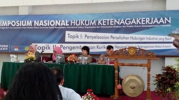 Simposium hukum ketenagakerjaan di Universitas Parahyangan Bandung, Kamis (26/7). Foto: ADY