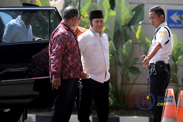 Bupati Lampung Selatan Zainudin Hasan (berpeci hitam) digiring petugas KPK di gedung KPK, Jum'at (27/7), setelah menempuh perjalanan dari Lampung. Foto: RES 