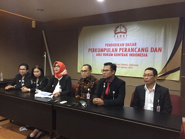 Acara launching dan peresmian Perkumpulan Perancang dan Ahli Hukum Kontrak Indonesia (PAHKI), pada Selasa (31/7). Foto: HMQ