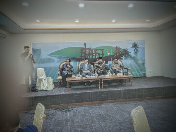 Kiri ke kanan: Anton Sihombing, Utut Adianto, Prof Jimly Asshiddiqie, dan Zainudin Amali dalam diskusi bertajuk â€œKinerja Legislasi di DPRâ€ di Komplek Gedung DPR, Kamis (2/8). Foto: RFQ 
