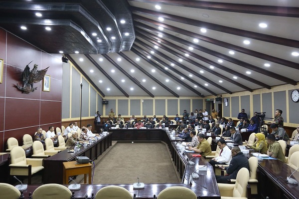 Suasana mediasi antara PT Freeport dan Majelis Rakyat Papua terkait pajak air permukaan yang difasilitasi DPD di Gedung Parlemen Jakarta, Senin (6/8). Foto: RFQ