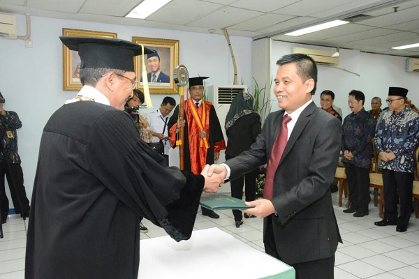 Maruf  Cahyono usai menjalani ujian terbuka meraih gelar doktor, dengan disertasi berjudul Haluan Negara Sebagai Dasar Pertanggungjawaban Presiden dalam Penyelenggaraan Kekuasaan Pemerintahan Berdasar Prinsip Negara Demokrasi Konstitusional di Universitas Jayabaya, Senin (7/8). Foto: Humas MPR