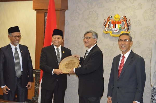 Wakil Ketua MPR Hidayat Nurwahid saat berkunjung ke Parlemen Malaysia. Sumber foto: Humas MPR