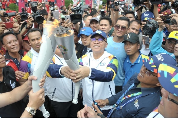Ketua MPR RI Zulkifli Hasan didaulat menjadi tamu kehormatan menyambut dan mengarak api obor di Bandar Lampung, Rabu (8/8). Foto: Humas MPR