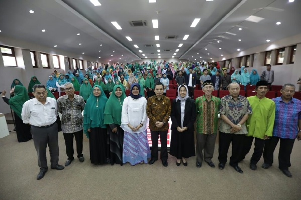 Sekjen MPR Maruf Cahyono -tengah- bersama dengan tokoh dan anggota organisai Wanita Syarikat Islam (WSI)  Provinsi Sulawesi Selatan, di Aula  Balai Kota Makassar, Jumat  (10/8/2018). Foto: Humas MPR.