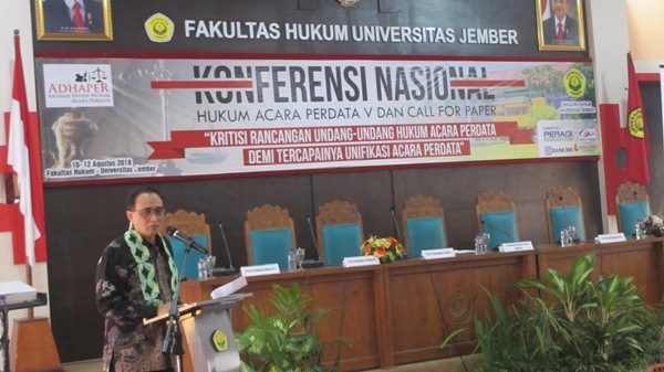 Wakil Ketua MA Bidang Non-Yudisial, Sunarto, menyampaikan paparan dalam Konferensi Hukum Acara Perdata ke-5 di Jember, Jawa Timur, Jum'at (10/8). Foto: Edwin