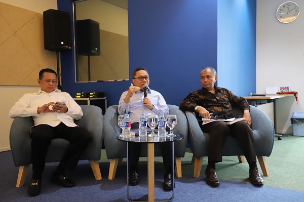 Ketua MPR Zulkifli Hasan saat menjadi pembicara bedah buku 'Membaca Indonesia' yang diselenggarakan Harian Kompas, Senin (13/8). Foto: Humas MPR