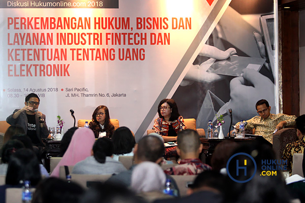 Para narasumber diskusi bertajuk â€œPerkembangan Hukum, Bisnis dan Layanan Industri Fintech dan Ketentuan Uang Elektronikâ€ yang diselenggarakan Hukumonline di Jakarta, Selasa (14/8). Foto: RES