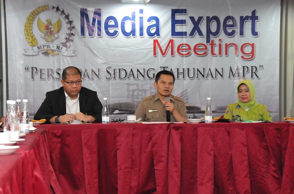 dari kiri ke kanan; Kasubag Pemberitaan MPR Budi Muliawan, Sekjen MPR Maruf Cahyono dan Kabiro Humas MPR Siti Fauziah dalam Media Expert Meeting di Jakarta, Selasa (14/8). Foto: Humas MPR