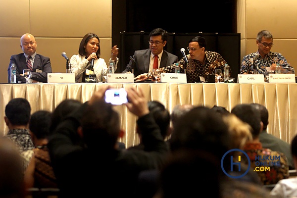 (kiri ke kanan) Tehyok Daniel Yi, Hanim Hamzah, James Choo Tze Ming, Michael S Carl  dan Johannes C Sahetapy-Engel saat menjadi pembicara di seminar The Fundamentals of International Legal Business Practice. Jakarta (3/8). Foto: RES