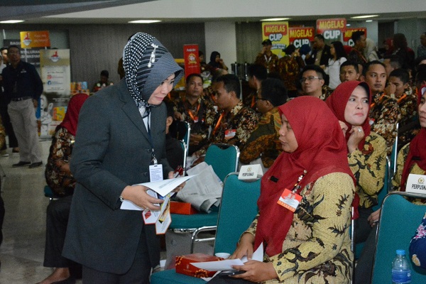 Kabiro Humas Setjen MPR Siti Fauziah sedang membagikan brosur dan majalan seraya berinteraksi dengan pengunjung di Komplek Gedung Parlemen, Kamis (16/8). Foto: Humas MPR