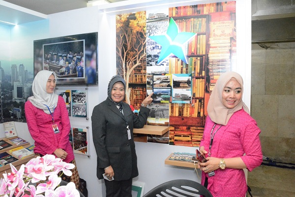 Kabiro Humas MPR Siti Fauziah (tengah) saat mengunjungi salah satu tenan pameran buku. Foto: Humas MPR