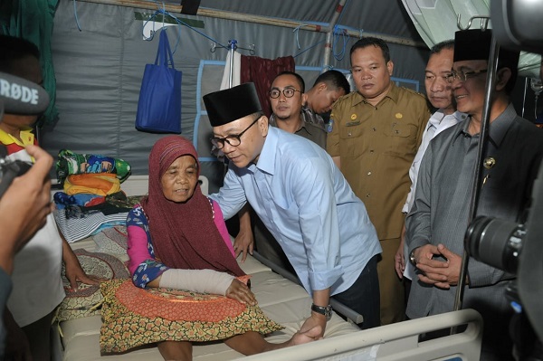 Zulkifli Hasan menemui salah satu pasien yang dirawat. Foto: Humas MPR