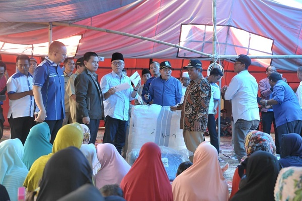 Ketua MPR Zulkifli Hasan saat menyerahkan bantuan kepada korban gempa di Lombok. Foto: Humas MPR