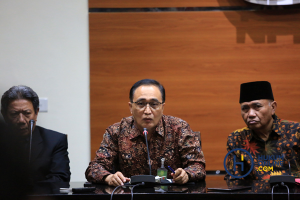 KPK Tetapkan EMpat Tersangka OTT Hakim Medan 4.JPG