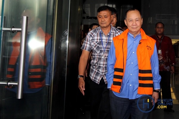 Syafruddin Arsyad Tumenggung (rompi oranye) usai diperiksa KPK. Foto: RES