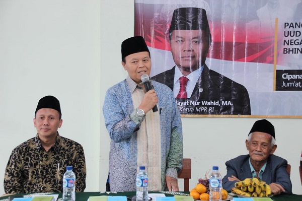 Wakil Ketua MPR Hidayat Nur Wahid (berdiri). Foto: Humas MPR