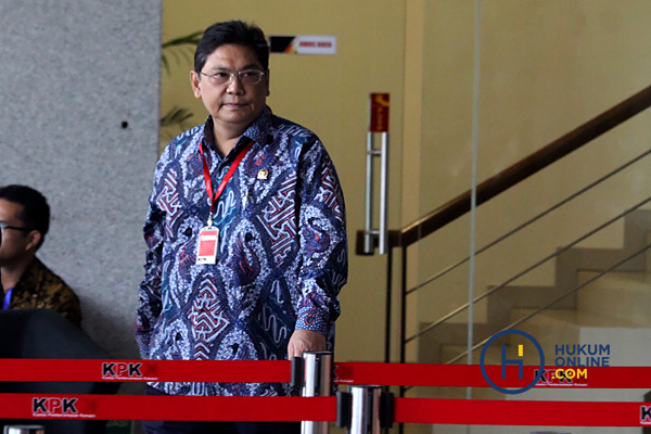 Wakil Ketua DPR Utut Adianto Diperiksa KPK 2.JPG