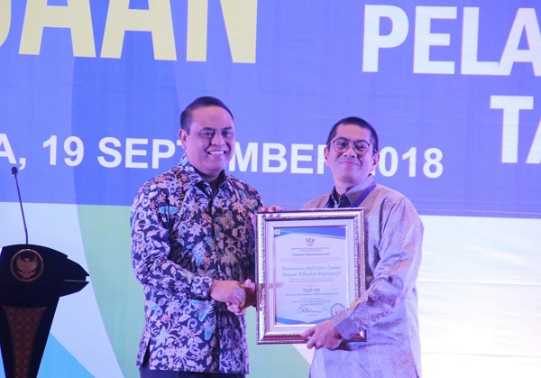 Direktur Jenderal Kekayaan Intelektual, Freddy Harris (kanan) menerima plakat penghargaan secara langsung dari Menteri Pendayagunaan Aparatur Negara dan Reformasi Birokrasi. (Foto: Istimewa)