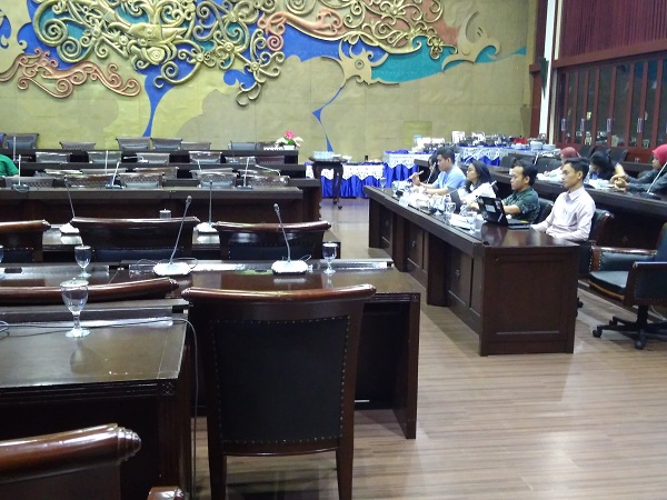 Koalisi Masyarakat Sipil Pengawal Pembahasan RUU Masyarakat Hukum Adat saat memberi sejumlah masukan RUU di ruang Baleg DPR, Senin (24/9). Foto: RFQ  