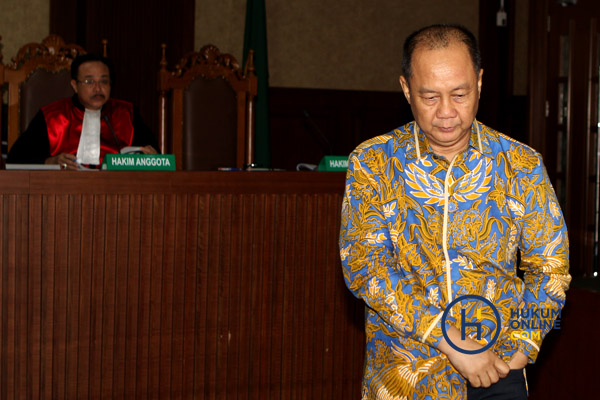 Terdakwa kasus dugaan korupsi penerbitan SKL dalam pemberian BLBI Syafruddin Arsyad Temenggung usai divonis 13 tahun penjara di Pengadilan Tipikor Jakarta, Senin (24/9). Foto: RES
