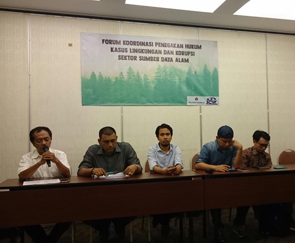 Sejumlah aktivis lingkungan dan antikorupsi menggelar konperensi pers terkait kondisi penegakan hukum kejahatan lingkungan dan korupsi di sektor SDA di Jakarta, Rabu (26/9). Foto: AID 