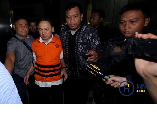 Bupati Halmahera Timur, Maluku Utara, Rudi Erawan keluar dari gedung KPK usai menjalani pemeriksaan oleh penyidik di Jakarta, Senin (12/2) lalu. Foto: RES