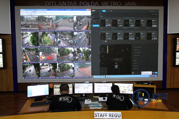 Petugas Traffic Management Center (TMC) memantau pelanggar lalu lintas melalui layar CCTV yang berada di ruas jalan Thamrin-Sudirman di ruang kontrol Ditlantas Polda Metro Jaya, Senin (01/10). Foto: Res