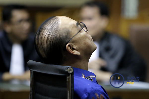 Terdakwa kasus suap proyek PLTU Riau-1, Johannes Budisutrisno Kotjo menjalani sidang dakwaan di Pengadilan Tipikor Jakarta, Kamis (4/10). Foto: RES