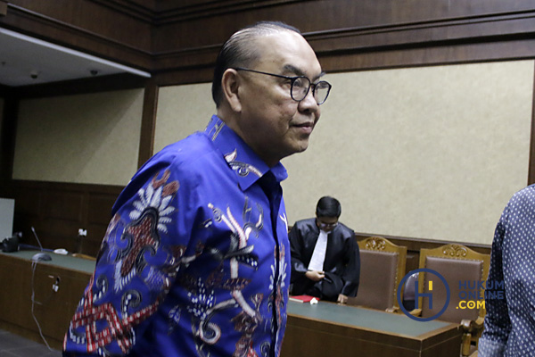 Terdakwa kasus suap proyek PLTU Riau-1, Johanes Budisutrisno Kotjo usai menjalani sidang dakwaan di Pengadilan Tipikor Jakarta, Kamis (4/10). Foto: RES