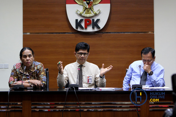 Wakil Ketua KPK Laode M Syarief (tengah) didampingi Dirjen Pajak Robert Pakpahan dan Irjen Kemenkeu Sumiyati saat mengumumkan penetapan tiga tersangka pasca operasi tangkap tangan kasus suap pengurangan pembayaran pajak di Kantor Pajak Pratama Ambon, di Gedung KPK, Kamis (4/10).  Foto: RES