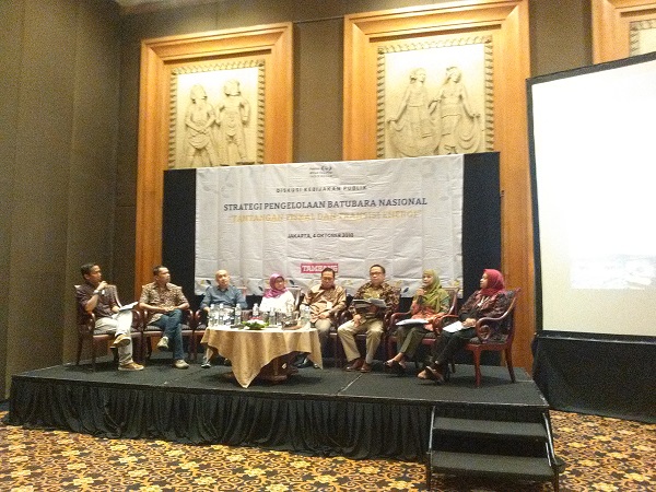 Para pembicara dalam acara diskusi bertajuk Strategi Pengelolaan Batubara Nasional 'Tantangan Fiskal dan Transisi Energi' di Jakarta, Kamis (4/10). Foto: MJR