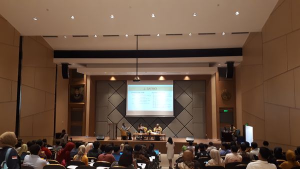 Suasana diskusi buku Perwakilan dan Kuasa karya J. Satrio di FH UI Depok, Senin (08/10). Foto: MYS