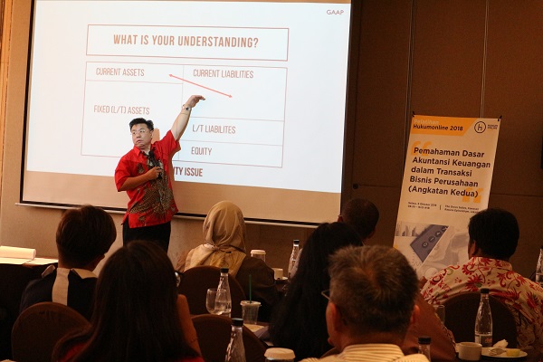 Direktur Genuine Software Initiative Microsoft Indonesia, Sudimin Mina saat Pelatihan Hukumonline mengenai Pemahaman Dasar Akuntansi Keuangan dalam Transaksi Bisnis Perusahaan di Jakarta, Selasa (9/10). Foto: HOL  