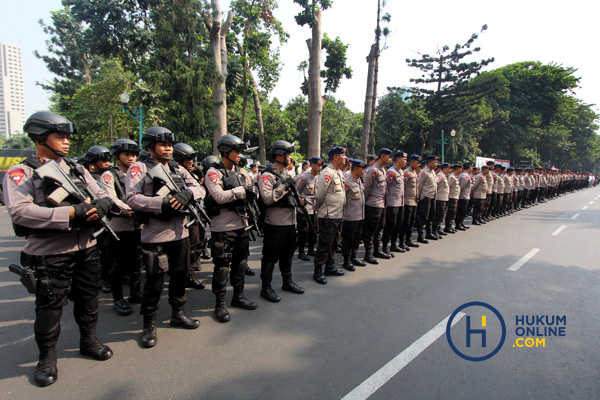 Anggota polisi bersiaga di depan gedung Polda Metro Jaya. Foto: RES