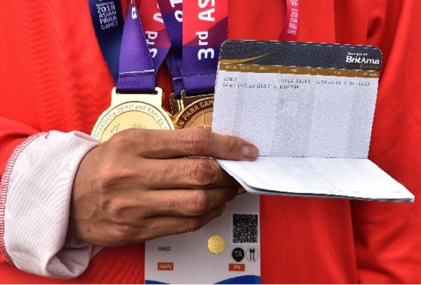 Seorang atlet peraih medali Asian Para Games 2018 menunjukkan besaran bonus yang sudah masuk ke rekening tabungannya. Foto: Setkab