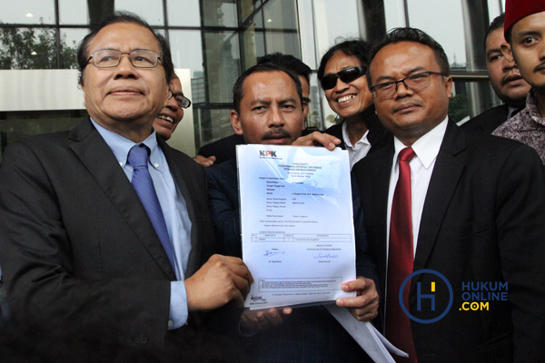 Mantan Menteri Koordinator Kemaritiman Rizal Ramli (kiri) didampingi kuasa hukumnya menunjukan surat pengaduan kepada wartawan usai melaporkan adanya dugaan tindak pidana korupsi terkait impor pangan di gedung KPK, Jakarta, Selasa (23/10). Foto: RES