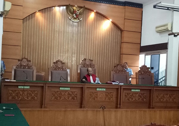 Hakim tunggal praperadilan Gubernur Aceh Irwandi Yusuf, Riyadi Sunindyo saat membacakan putusan di PN Jakarta Selatan, Rabu (24/10). Foto: AJI