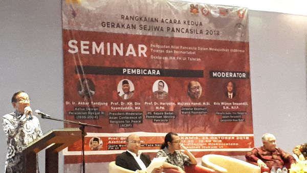Mantan Ketua DPR Akbar Tanjung menyampaikan pandangan tentang Pancasila di kampus FH UI Depok, Kamis (25/10). Foto: MYS