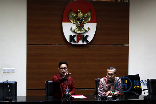 KPK Tunjukan Barang Bukti OTT Bupati Cirebon 6.JPG