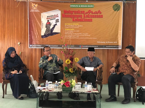 Acara bedah buku berjudul berjudul 'Meluruskan Arah Manajemen Kekuasaan Kehakiman' di Aula Rektorat Universitas Muhammadiyah Palembang, Sumatera Selatan, Jumat (26/10). Foto: Humas KY