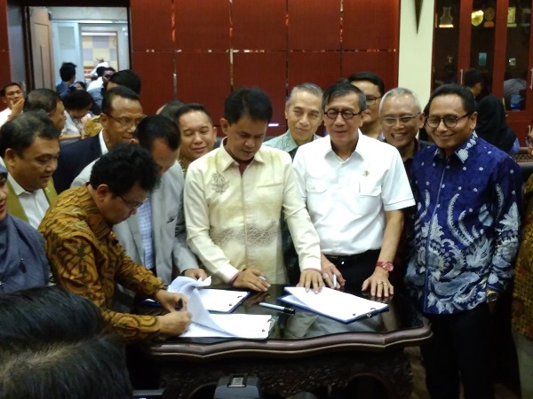 Penandatanganan kesepakatan RUU Prolegnas Prioritas 2019 oleh pimpinan Baleg DPR, pemerintah, pimpinan DPD di ruang Baleg DPR, Senin (29/10). Foto: RFQ