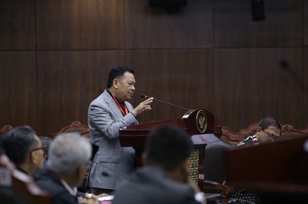Mantan Ketua Umum Peradi Otto Hasibuan saat memberi kesaksian di sidang lanjutan pengujian UU Advokat , Rabu (31/10). Foto : Humas MK