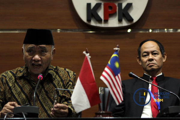 Ketua KPK Agus Rahardjo (kiri) bersama Ketua Komisioner Malaysia Anti-Corruption Commission (MACC) Dato' Sri Mohd Shukri bin Abdul memberi keterangan pers usai menandatangani perpanjangan kerja sama di gedung KPK Jakarta, Senin (5/11). Foto: RES