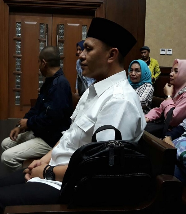 Eks Bupati Lampung Tengah, Mustafa, saat menunggu sidang di Pengadilan Tipikor Jakarta. Foto: AJI
