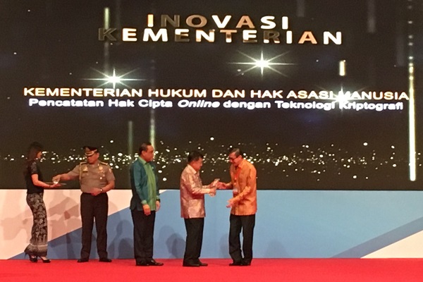 Wakil Presiden Jusuf Kala di damping Menpan RB, Syafruddin memberikan penghargaan Kepada Menkumham Yasonna H Laoly di Jakarta, Rabu (7/11). Foto: DAN
