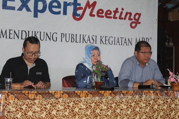 Kepala Biro Humas MPR Siti Fauziah (tengah) saat acara Media Expert Meeting bertajuk 'Peran Media Dalam Mendukung Publikasi Kegiatan MPR' di Kalimantan Timur, Jumat (9/11) malam. Foto: Humas MPR 